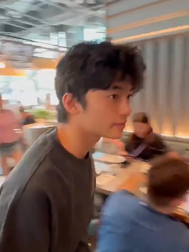 谢霆锋带俩儿子用饭，Lucas和小Q满脸崇拜看着爸爸，父子仨好温馨