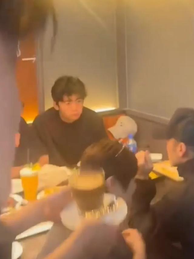 谢霆锋带俩儿子用饭，Lucas和小Q满脸崇拜看着爸爸，父子仨好温馨