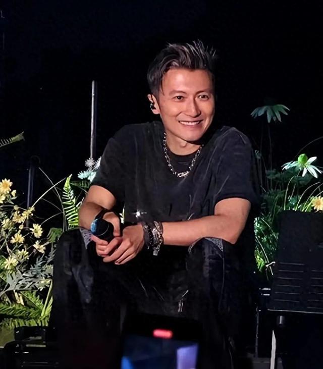 谢霆锋带儿子吃饭，谢振轩谢振南满脸崇拜看着爸爸，父子仨好温馨