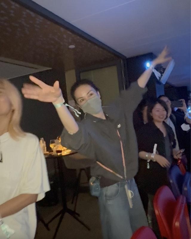 谢霆锋带儿子吃饭，谢振轩谢振南满脸崇拜看着爸爸，父子仨好温馨