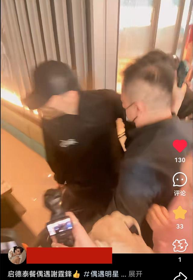 谢霆锋带儿子吃饭，谢振轩谢振南满脸崇拜看着爸爸，父子仨好温馨