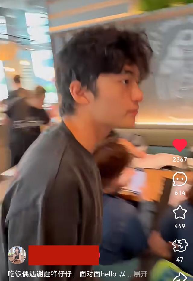 谢霆锋带儿子吃饭，谢振轩谢振南满脸崇拜看着爸爸，父子仨好温馨