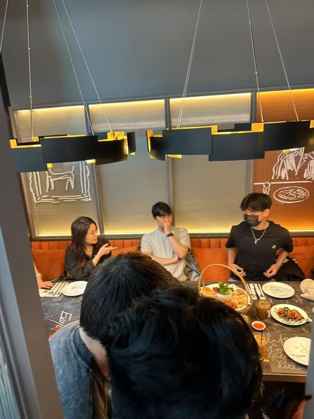 谢霆锋带儿子吃饭，谢振轩谢振南满脸崇拜看着爸爸，父子仨好温馨