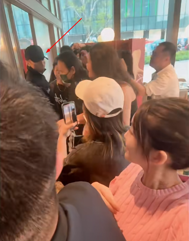 谢霆锋带儿子吃饭，谢振轩谢振南满脸崇拜看着爸爸，父子仨好温馨