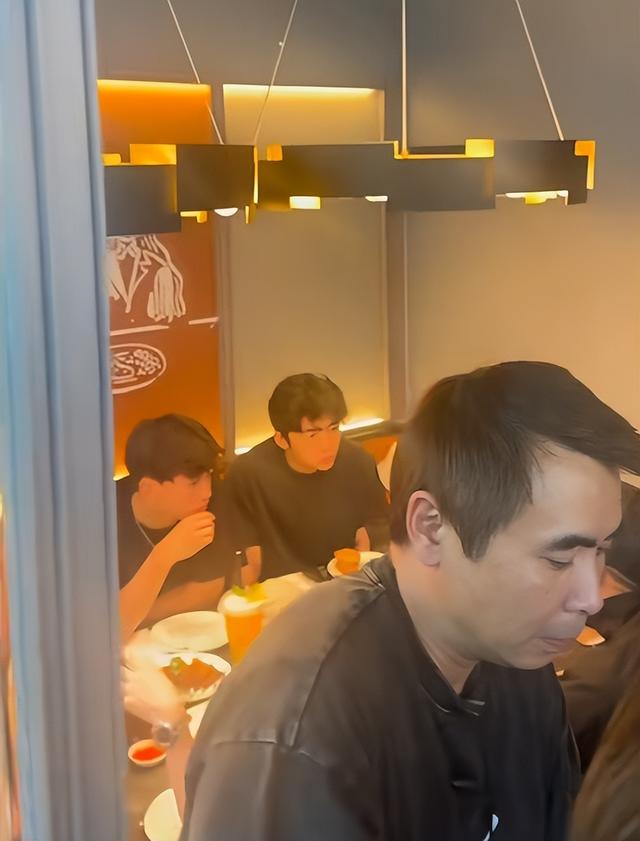 谢霆锋带儿子吃饭，谢振轩谢振南满脸崇拜看着爸爸，父子仨好温馨