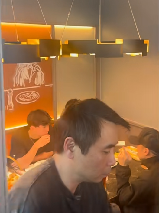 谢霆锋带儿子吃饭，谢振轩谢振南满脸崇拜看着爸爸，父子仨好温馨