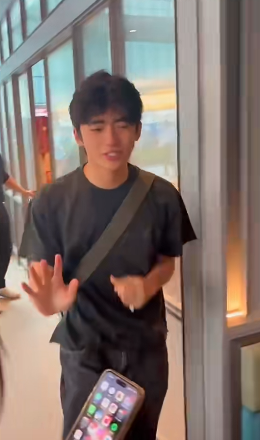 谢霆锋带儿子吃饭，谢振轩谢振南满脸崇拜看着爸爸，父子仨好温馨