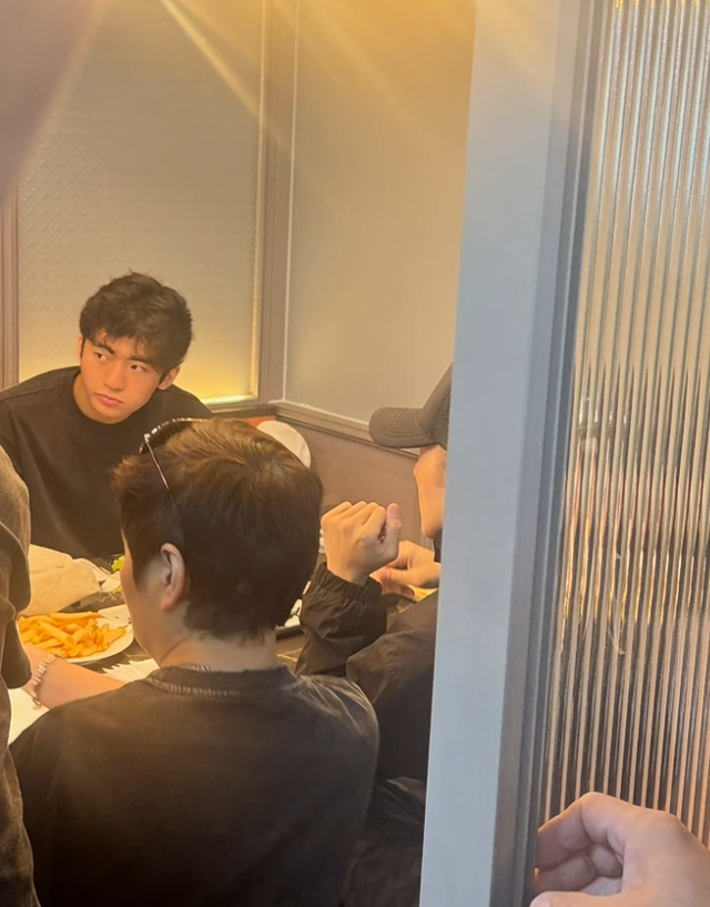 谢霆锋带儿子吃饭，谢振轩谢振南满脸崇拜看着爸爸，父子仨好温馨