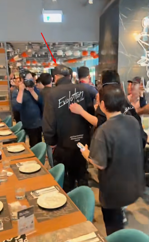 谢霆锋带儿子吃饭，谢振轩谢振南满脸崇拜看着爸爸，父子仨好温馨