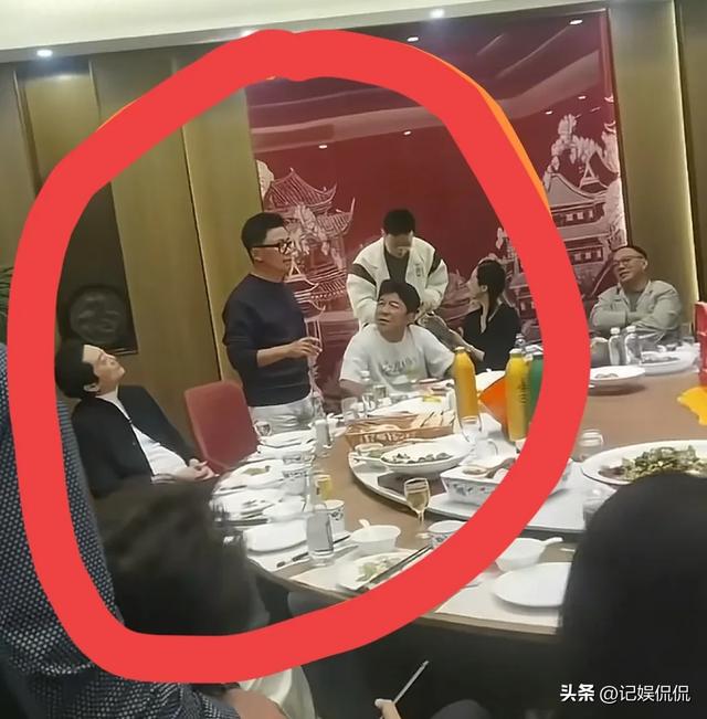 华表奖结束，黄渤年夜
方宴客，吃海鲜喝茅台，年夜
佬都来了 座位不简朴
