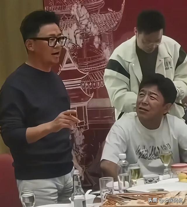 华表奖结束，黄渤年夜
方宴客，吃海鲜喝茅台，年夜
佬都来了 座位不简朴