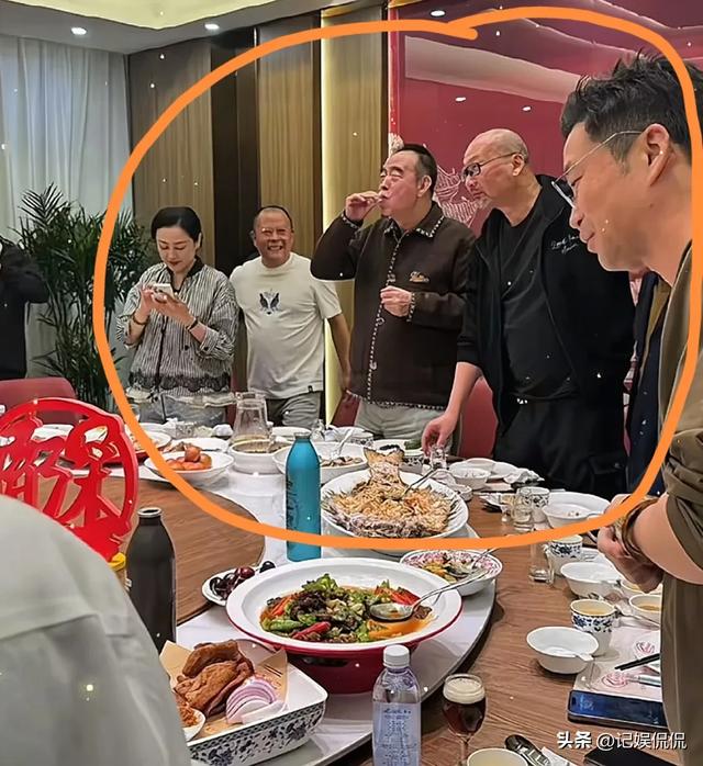 华表奖结束，黄渤年夜
方宴客，吃海鲜喝茅台，年夜
佬都来了 座位不简朴