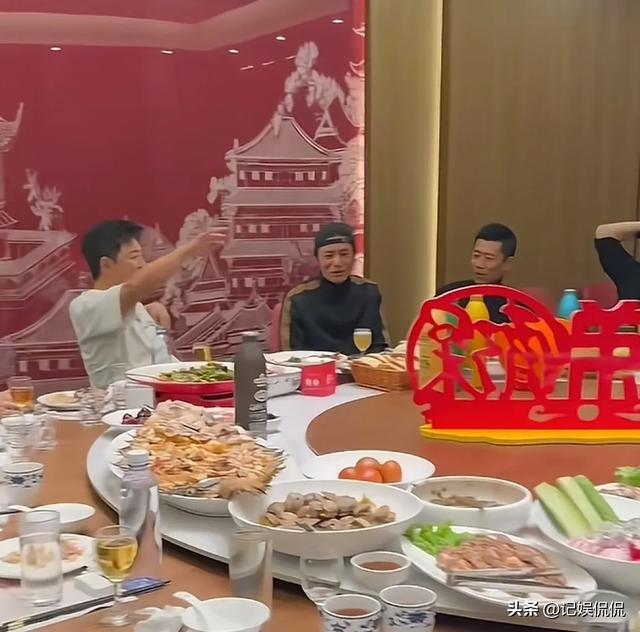 华表奖结束，黄渤年夜
方宴客，吃海鲜喝茅台，年夜
佬都来了 座位不简朴