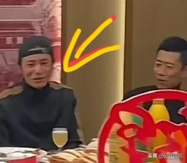 华表奖结束，黄渤年夜
方宴客，吃海鲜喝茅台，年夜
佬都来了 座位不简朴