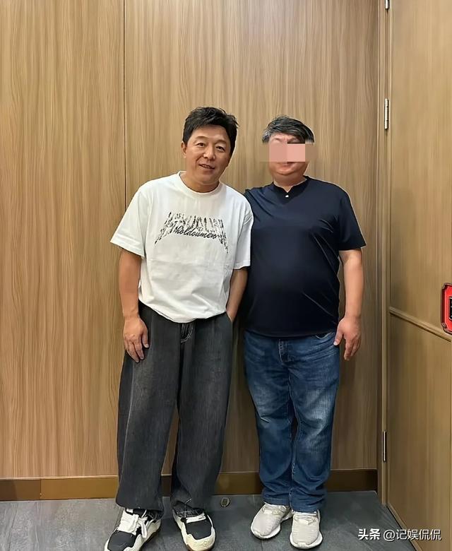 华表奖结束，黄渤年夜
方宴客，吃海鲜喝茅台，年夜
佬都来了 座位不简朴