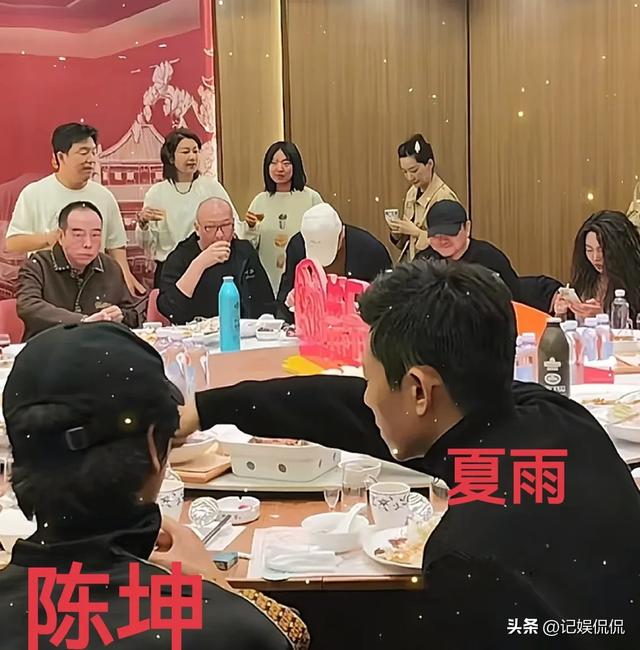 华表奖结束，黄渤年夜
方宴客，吃海鲜喝茅台，年夜
佬都来了 座位不简朴