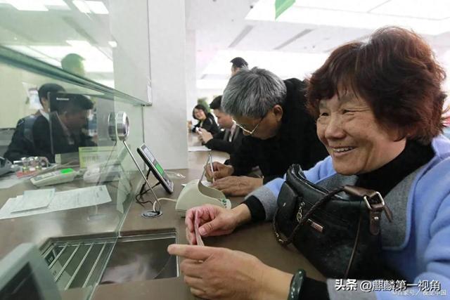 不少储户“慌了”？存款方面迎来4个方面的调解，已存的人咋办？