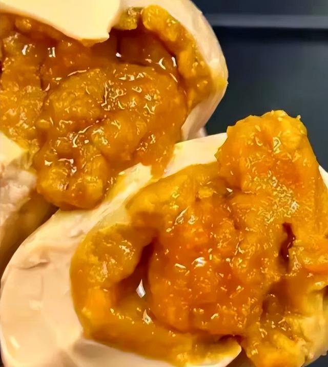 鹅蛋，平易近
间的食疗宝藏，虽贵却大年夜

有益处！推荐
这3种土服法
，真喷香



