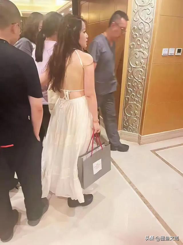 胸外科副主任医师肖某出轨多人，照片年夜
量

流出，知情人爆更多内幕