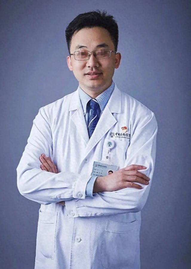 中日友爱病院
医生肖飞被解雇
了，董袭莹的经历被曝相称“魔幻”，也要给个交代！