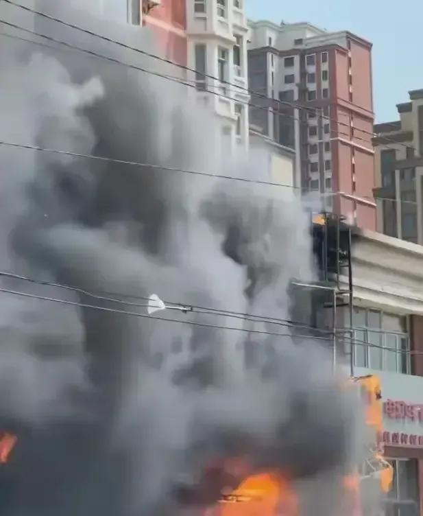 太惨了！辽宁厨娘饭店火灾致22去世

3伤，街坊:姐弟俩开的，买卖不错