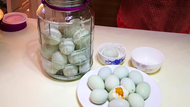市面上到处有卖“咸鸭蛋”的，却很少见“咸鸡蛋”？这是为啥？