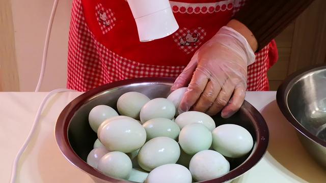 市面上到处有卖“咸鸭蛋”的，却很少见“咸鸡蛋”？这是为啥？