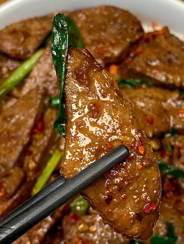 炒猪肝时，直接下锅和焯水就错了，教你一招，鲜嫩入味不腥也不柴