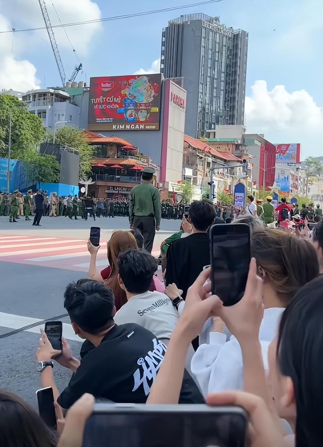 美论坛：为什么中国仪仗队在越南亮相后，越南女生会合体失控呢？