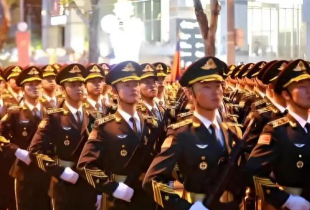 美论坛：为什么中国仪仗队在越南亮相后，越南女生会合体失控呢？