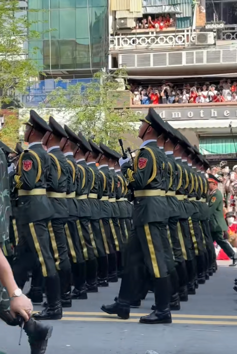 美论坛：为什么中国仪仗队在越南亮相后，越南女生会合体失控呢？