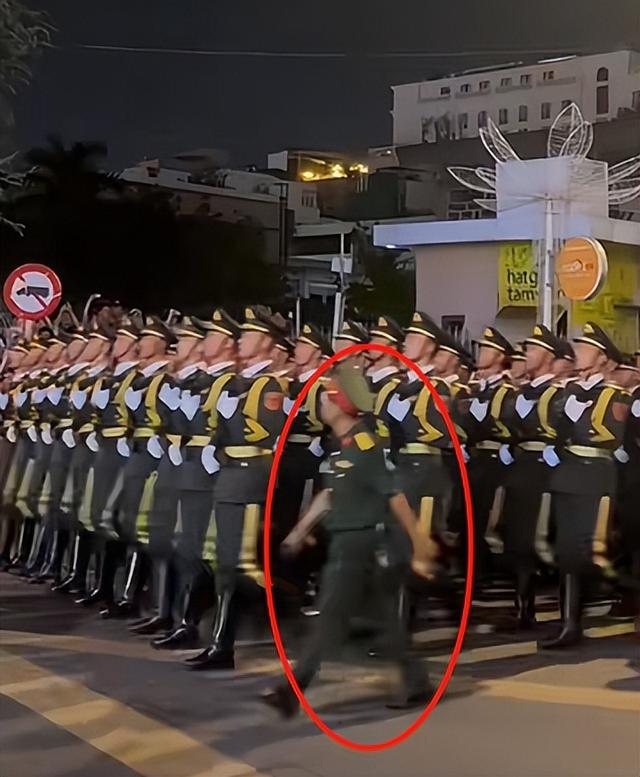 美论坛：为什么中国仪仗队在越南亮相后，越南女生会合体失控呢？