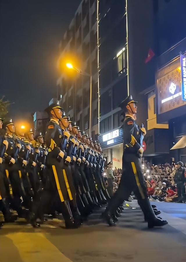 美论坛：为什么中国仪仗队在越南亮相后，越南女生会合体失控呢？