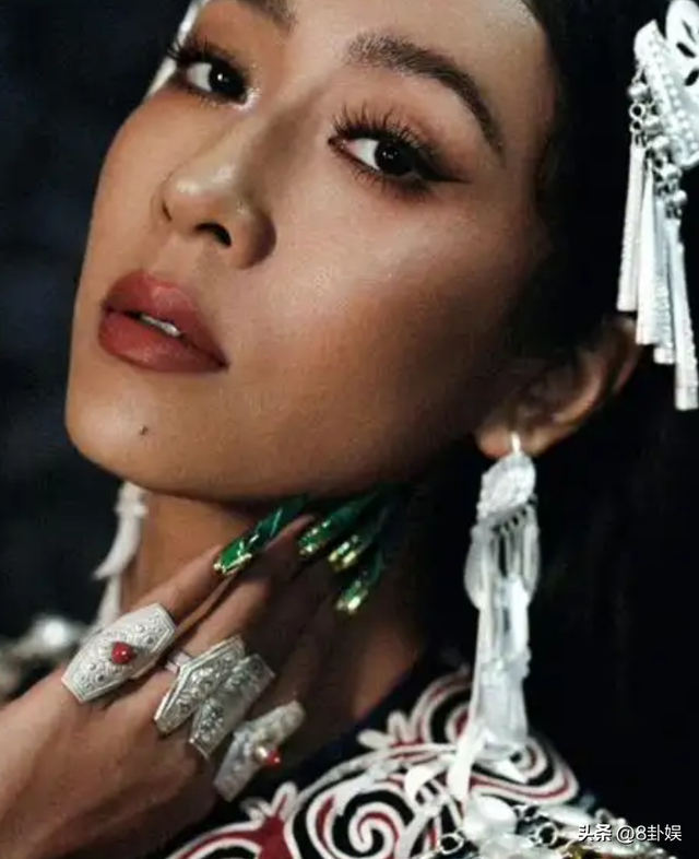 哭穷炫富当“三姐”，装了10年的吉克隽逸，终究难逃“恶果”