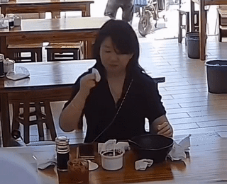 就是她！上海女子将鼻涕纸塞进餐馆辣椒油瓶后续:身份、职业被扒