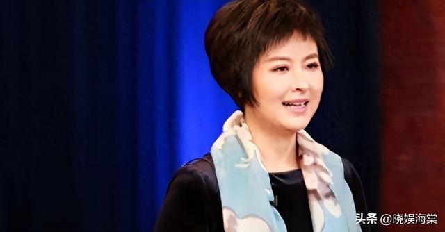 她曾是央视一枝花，低调嫁大18岁李铁为妻，现在52岁已满头白发