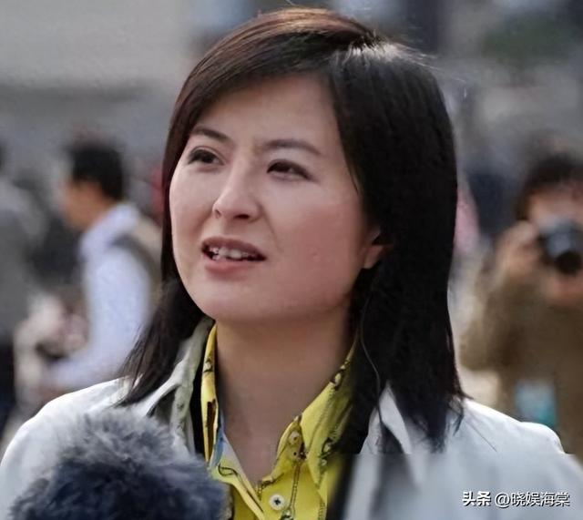 她曾是央视一枝花，低调嫁大18岁李铁为妻，现在52岁已满头白发