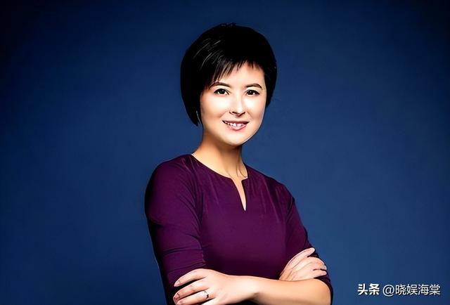 她曾是央视一枝花，低调嫁大18岁李铁为妻，现在52岁已满头白发