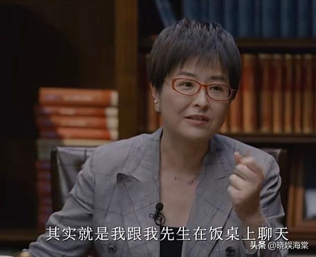 她曾是央视一枝花，低调嫁大18岁李铁为妻，现在52岁已满头白发