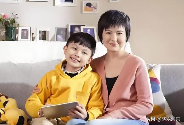 她曾是央视一枝花，低调嫁大18岁李铁为妻，现在52岁已满头白发