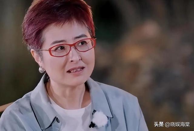 她曾是央视一枝花，低调嫁大18岁李铁为妻，现在52岁已满头白发