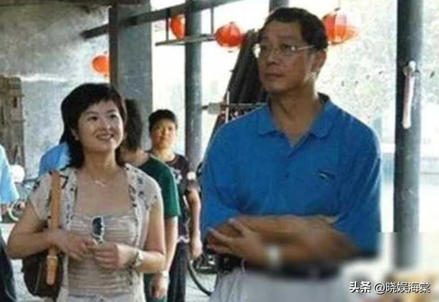 她曾是央视一枝花，低调嫁大18岁李铁为妻，现在52岁已满头白发