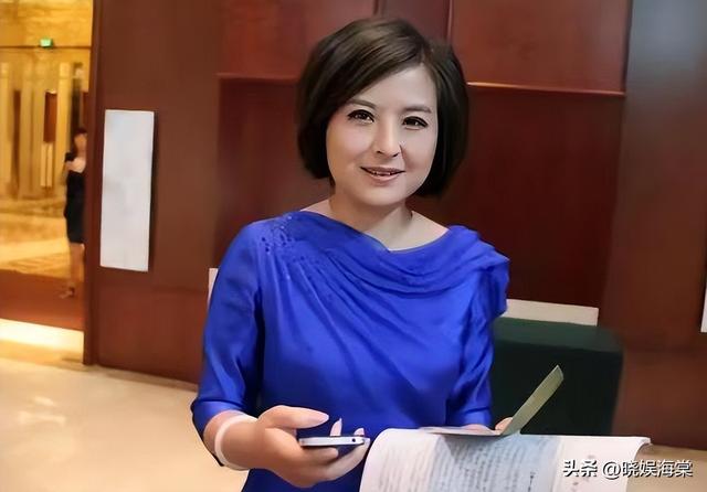 她曾是央视一枝花，低调嫁大18岁李铁为妻，现在52岁已满头白发