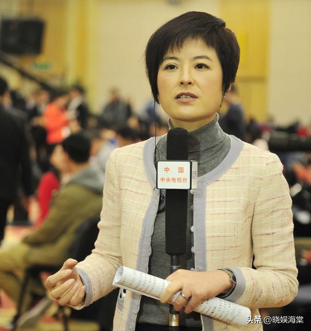她曾是央视一枝花，低调嫁大18岁李铁为妻，现在52岁已满头白发