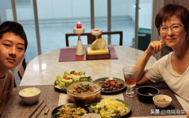 她曾是央视一枝花，低调嫁大18岁李铁为妻，现在52岁已满头白发
