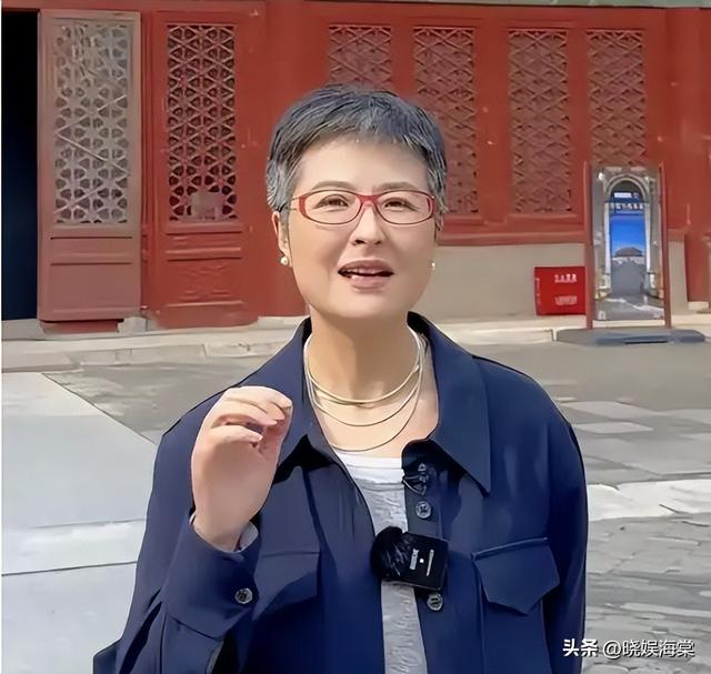 她曾是央视一枝花，低调嫁大18岁李铁为妻，现在52岁已满头白发