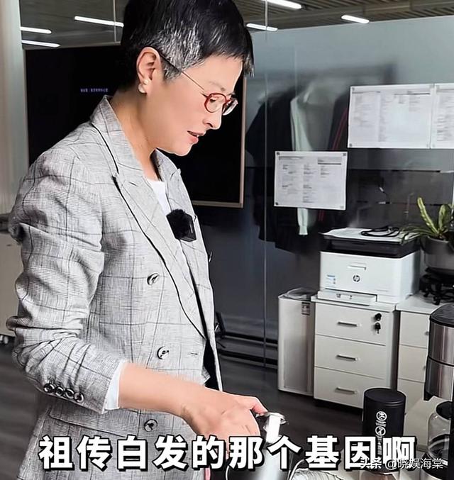 她曾是央视一枝花，低调嫁大18岁李铁为妻，现在52岁已满头白发