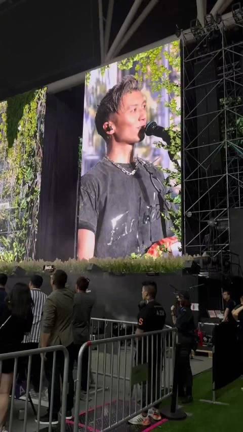 这一次，拿着千万吉他广告
王菲的谢霆锋，没给张柏芝留下一丝体面