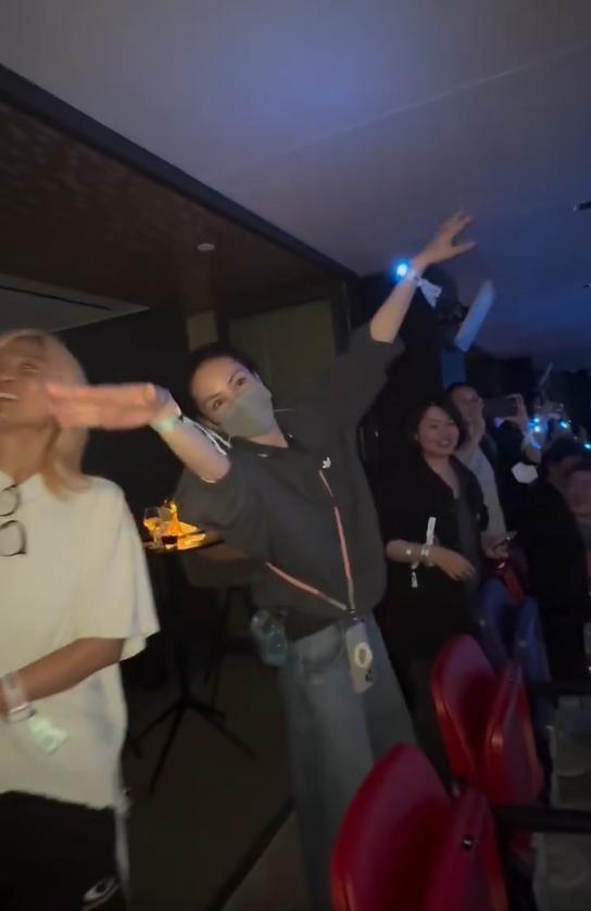 这一次，拿着千万吉他广告
王菲的谢霆锋，没给张柏芝留下一丝体面