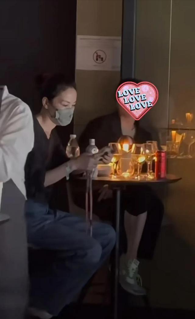 这一次，拿着千万吉他广告
王菲的谢霆锋，没给张柏芝留下一丝体面